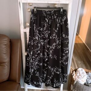 Yincra Floral Black and White Women's Skirt Size Large.